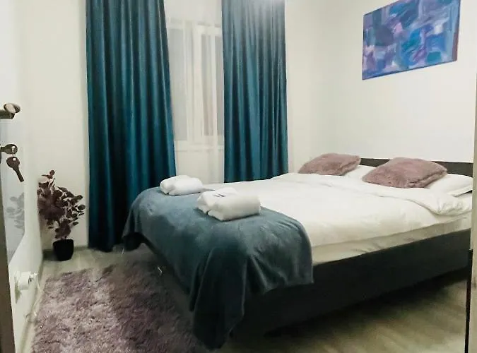 Londof Apartments- New Center Apartment *